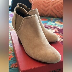 Vaneli Jody Truffle Suede Booties sz 9